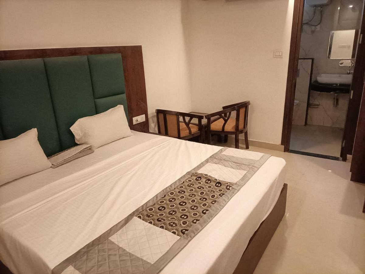 Hotel Tela Suite Plaza Nuova Delhi Esterno foto